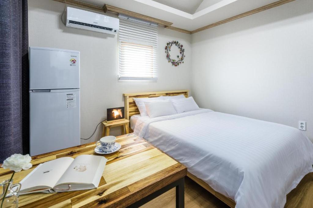 Romance Jeju Pension Exterior foto